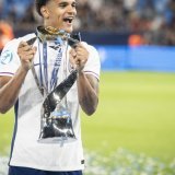 Jarell Quansah avec le trophée du champion d'Europe M21 KEYSTONE/EPA/JOZEF JAKUBCO